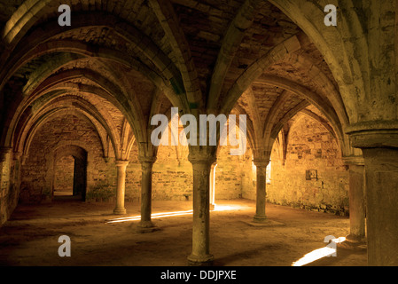 Die Novizen-Aufenthaltsraum, des Mönchs Schlafsaal Reichweite, Battle Abbey, Battle, East Sussex, UK Stockfoto