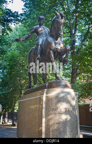 Statue von Patriot und Nationalheld, Paul Revere, montiert auf einem Pferd in Boston, Massachusetts, Neuengland, USA Stockfoto