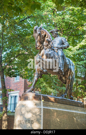 Statue von Patriot und Nationalheld, Paul Revere, montiert auf einem Pferd in Boston, Massachusetts, Neuengland, USA Stockfoto