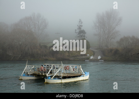 Historische Tuapeka Mund Ferry (1896), Clutha River und Nebel, Clutha District, South Otago, Südinsel, Neuseeland Stockfoto