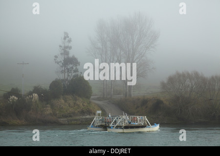 Historische Tuapeka Mund Ferry (1896), Clutha River und Nebel, Clutha District, South Otago, Südinsel, Neuseeland Stockfoto