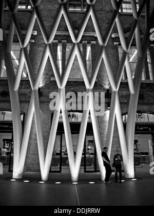 Detail der Stahl Gitterwerk Dachkonstruktion von Arup, auf dem westlichen Zusammentreffen von Kings Cross Bahnhof entwickelt. Stockfoto