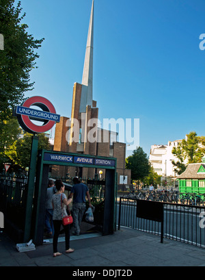 Warwick Avenue u-Bahnstation Eingang zeigt St Saviour Kirche, North West London, City of Westminster, England, Vereinigtes Königreich Stockfoto