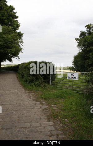 kein Parkplatz Schild am Tor. Abtei von Roche, Maltby, Rotherham, South Yorkshire Stockfoto