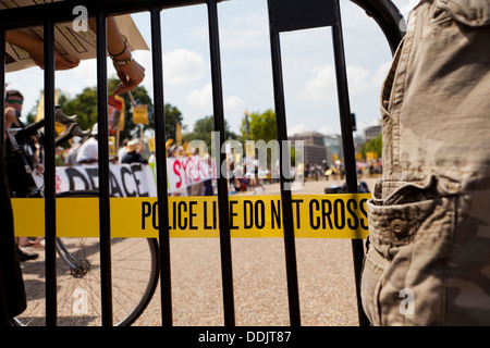 "Polizei-Linie kreuzen nicht" Klebeband gegen Barrikade Zaun - Washington, DC USA Stockfoto