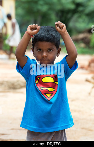 Jungen tragen ein Superman-t-Shirt in einem indischen Dorf. Andhra Pradesh, Indien Stockfoto