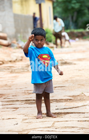 Jungen tragen ein Superman-t-Shirt in einem indischen Dorf. Andhra Pradesh, Indien Stockfoto