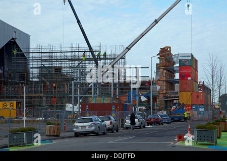 Wiederaufbau und Erdbeben beschädigte historische Gebäudefassade aufgehalten von Containern, Christchurch, Canterbury, Neuseeland Stockfoto