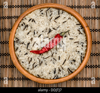 Wildreis und den weißen Reis in einer Holzschale und Pfeffer Stockfoto