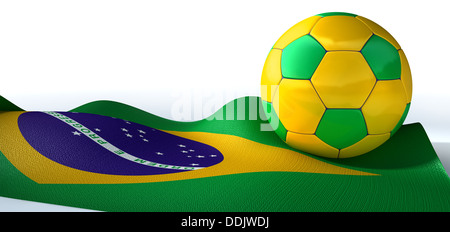 Eine regelmäßige genähte Panel-Fußball in den legendären brasilianischen Farben grün, blau und gelb ruht auf einem drapierten brasilianische Flagge Stockfoto