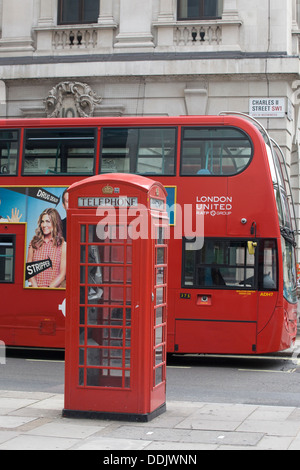 Doppeldecker-Bus-Werbung erfüllen die Müller mit einer roten Telefonzelle auf den Straßen von London England Stockfoto