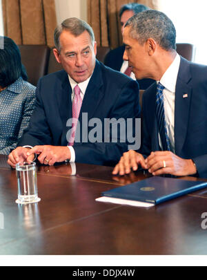 Washington, DC. 03rd September 2013. US-Präsident Barack Obama trifft sich mit zwei Parteien zugehörige Mitglieder des Kongresses in der Cabinet Room des weißen Hauses in Washington, D.C. am 3. September 2013. Von links nach rechts: Sprecher des U.S. House John Boehner (Republikanische of Ohio); Präsident Obama. Bildnachweis: Dennis Brack / Pool über CNP © Dpa picture-Alliance/Alamy Live News Stockfoto
