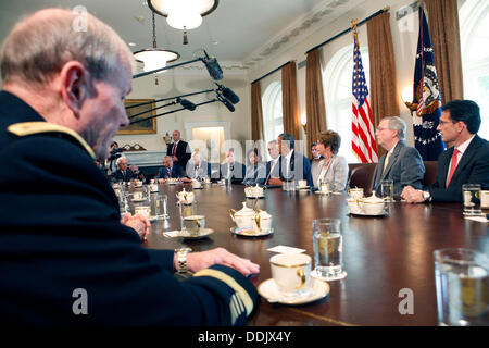 Washington, DC. 03rd September 2013. US-Präsident Barack Obama trifft sich mit zwei Parteien zugehörige Mitglieder des Kongresses in der Cabinet Room des weißen Hauses in Washington, D.C. am 3. September 2013. Von links nach rechts im Vordergrund: Vorsitzender der Joint Chiefs Of Staff General Martin Dempsey, US-Armee; US-Senator Bob Corker (Republikaner von Tennessee); US-Senator Robert Menendez (Demokrat aus New Jersey); US-amerikanischer Jurist und Steny Hoyer (Demokrat von Maryland); US-Senator Richard J. Durbin (Demokrat von Illinois); Botschafterin Susan Rice, Staatssicherheit Berater; Sprecher des US-Haus John... Stockfoto