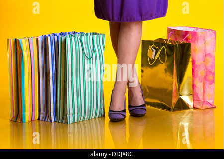 Weibliche Hände halten Einkaufstaschen Stockfoto