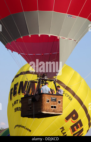 Heissluft Ballon Flugpassagiere im Korb abnehmen Stockfoto