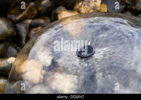 Kleiner Wasser-Brunnen in einem englischen Garten. Stockfoto