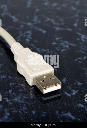 Geben Sie einen USB-Anschluss und Kabel vor einem dunklen Hintergrund. Stockfoto
