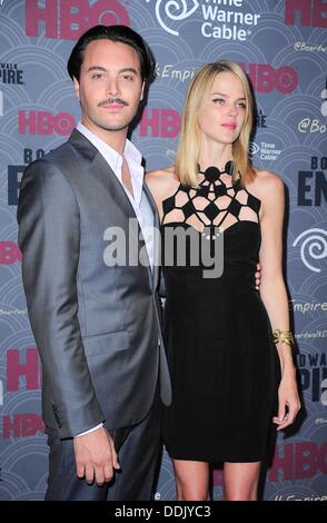 New York, NY. 3. September 2013. Jack Huston, Shannan Click im Ankunftsbereich für BOARDWALK EMPIRE Saison vier Premiere, The Ziegfeld Theatre, New York, NY 3. September 2013. Gregorio © T. Binuya/Everett Collection/Alamy Live-Nachrichten Stockfoto