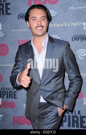 New York, NY. 3. September 2013. Jack Huston im Ankunftsbereich für BOARDWALK EMPIRE Saison vier Premiere, The Ziegfeld Theatre, New York, NY 3. September 2013. Gregorio © T. Binuya/Everett Collection/Alamy Live-Nachrichten Stockfoto