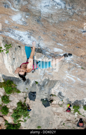 Ansicht der weiblichen Sportkletterer. erwachsenen Frau führenden überhängenden Kalkfelsen Wand. Klettern in massone. Arco. Italien. Stockfoto