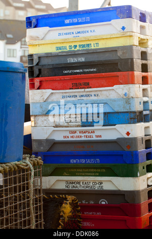Stapel von Plastikfische Boxen auf einem Kai. Aberystwyth, Ceredigion, Wales. Januar. Stockfoto