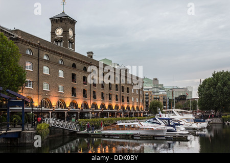 Abends Blick auf Elfenbein House und St. Katherine Docks, E1-London, UK Stockfoto