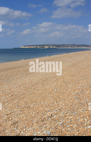 Kiesstrand mit Fischern. Auf der Suche nach Newhaven von Seaford, Ostsussex, England. Mai. Stockfoto