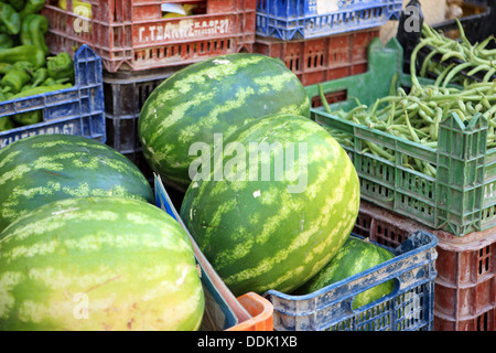 Wassermelonen, Paprika und grünen Bohnen zum Verkauf außerhalb einen Obstladen in Griechenland Stockfoto