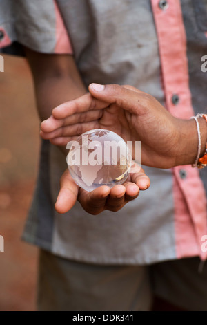 Indische Bauerndorf Jungs halten ein Kristallglas Kugel / Erde / Welt Stockfoto