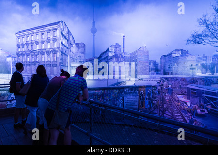 Panoramagemälde des Künstlers Yadegar Asisi Neuerstellung der Berliner Mauer an ostdeutschen Grenze in Berlin Deutschland Stockfoto