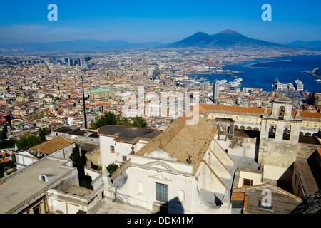 Italien, Kampanien, Neapel, Blick vom Castel Sant Elmo auf Cortosa di San Martino, Hafen und Vesuvio Stockfoto