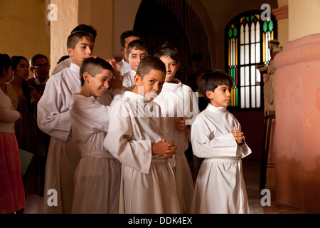 junge Ministrant während der Messe in der Kirche Iglesia de Nuestra Señora De La Merced in Camagüey, Kuba, Karibik, Stockfoto