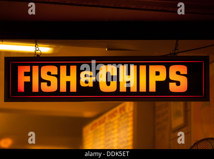 Fish &amp; Chips-shop Leuchtreklame in der Nacht Stockfoto