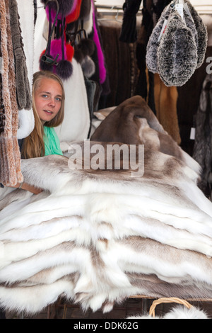 Aus Tür Markt Standinhaber Pelze verkauften Rentier Helsinki Finnland. (Kauppatorior im freien Marktplatz) Stockfoto