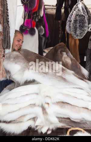 Aus Tür Markt Standinhaber Pelze verkauften Rentier Helsinki Finnland. (Kauppatorior im freien Marktplatz) Stockfoto