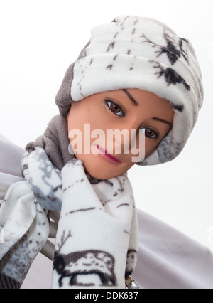 Weibliche Schaufensterpuppe. Marktstand mit Wollhüten Helsinki Finnland. (Kauppatorior Hauptmarkt im Freien) Stockfoto