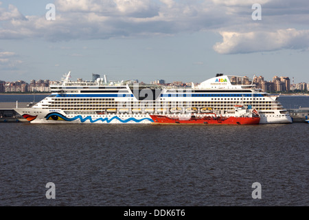 Kreuzfahrt-Schiffe neben Cruise terminal Vasilievsky Insel St. Petersburg Russland Stockfoto