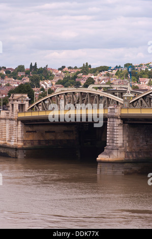 Girder Rochester Eisenbrücke über den Fluss Medway Kent UK Stockfoto