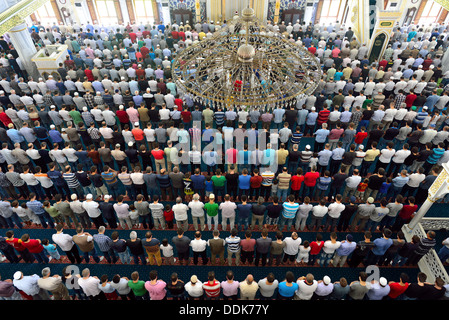 Muslime beim Freitagsgebet in der Gemeinde in loser Schüttung Stockfoto