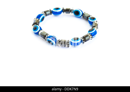 Armband mit blauen Augen, die isoliert auf weißem Hintergrund. Stockfoto