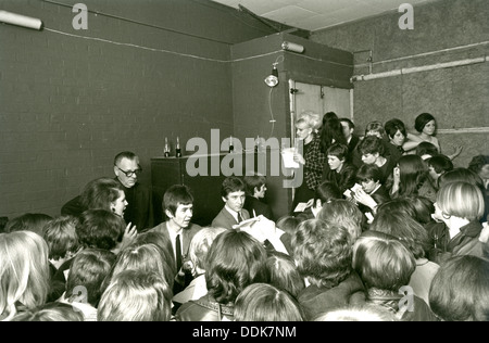 SMALL FACES UK-pop-Gruppe bei einer Autogrammstunde für London-Fans im Jahr 1966 Stockfoto