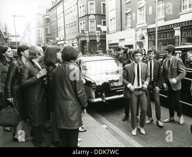 SMALL FACES UK-pop-Gruppe für eine Autogrammstunde mit London Fans ankommen, 1966 Stockfoto