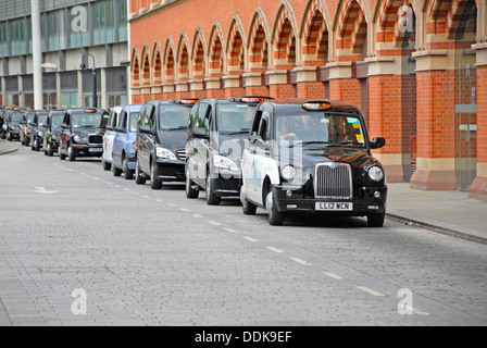 London, England, Vereinigtes Königreich. Taxis, Schlangestehen vor St Pancras Station Stockfoto