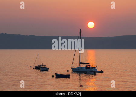 England, Cornwall, Sonnenaufgang über Yachten im Portscatho Stockfoto