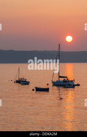 England, Cornwall, Sonnenaufgang über Yachten im Portscatho Stockfoto