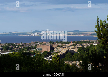 Blick nach Osten über Edinburgh, Schottland, in Richtung (stillgelegten) Cockenzie Power Station von Calton Hill. Stockfoto
