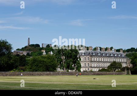 Holyrood Palace in Edinburgh, Schottland mit St Andrews House und Calton Hill im Hintergrund. Stockfoto