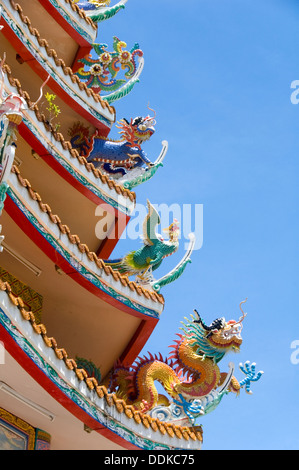 Chinesische Tempel Drachen bewachen von Pagodendach bei Ang Sila Thailand Stockfoto