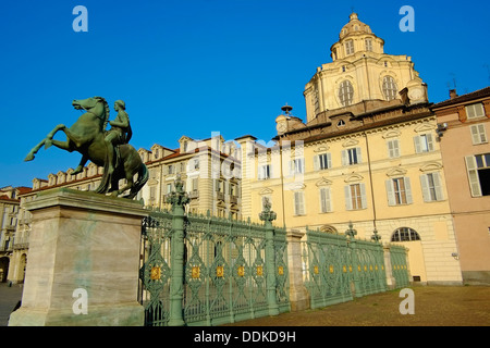 Italien, Piemont, Turin, Piazza Castelo, die Kuppel und die Statue von Castor Stockfoto