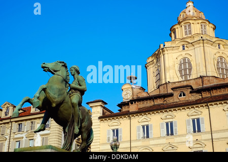 Italien, Piemont, Turin, Piazza Castelo, die Kuppel und die Statue von Castor Stockfoto